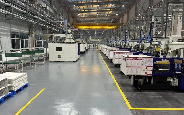 Long injection molding production aisle with machine-side receivers